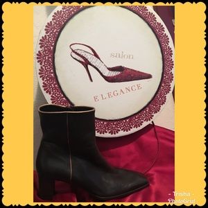 Stuart Weitzman, NWOT, brown leather ankle boot